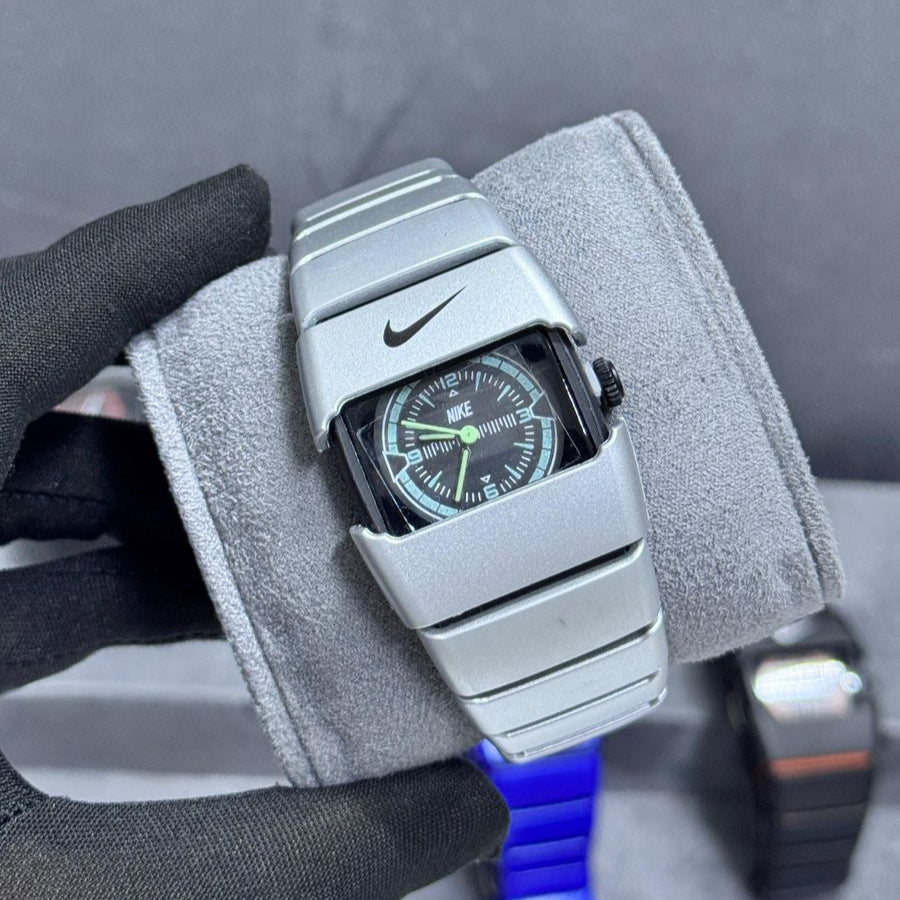 Nike Retro Sport Watch – Sleek Silver Edition