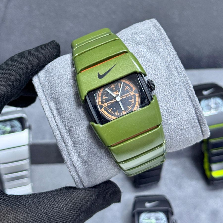 Nike Retro Sport Watch – Sleek Silver Edition